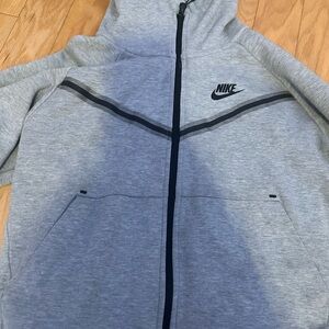 Grey women’s cropped Nike tech fleece hoodie size small
